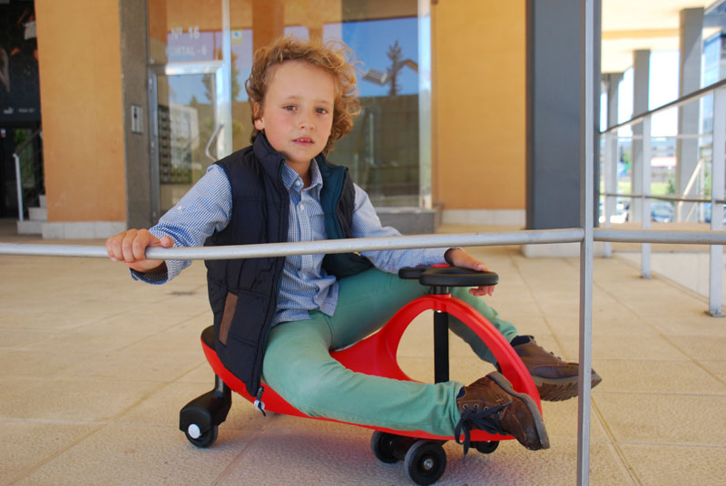 Siéntete cómodo jugando por el barrio con tu didicar original. Un correpasillos tan moderno que todos se quedarán con la boca abierta cuando te vean conduciéndolo.